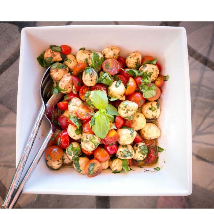 Mozzarella-tomaattisalaatti