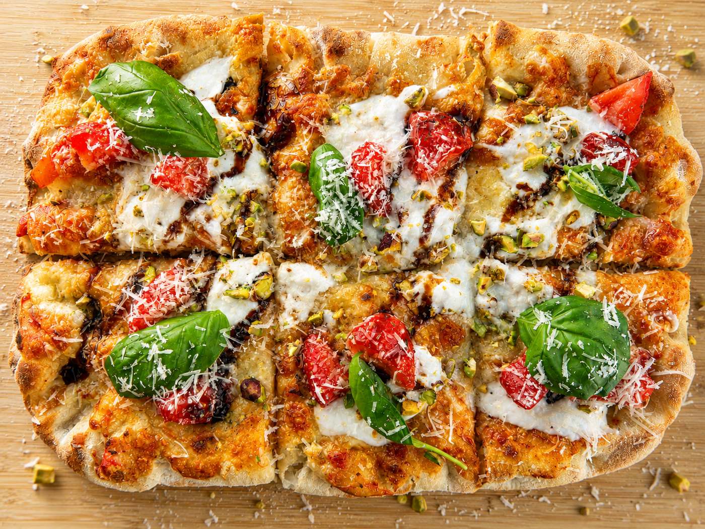 Pizza catering — Strawburrata premium-pizza puisella leikkuulaudalla
