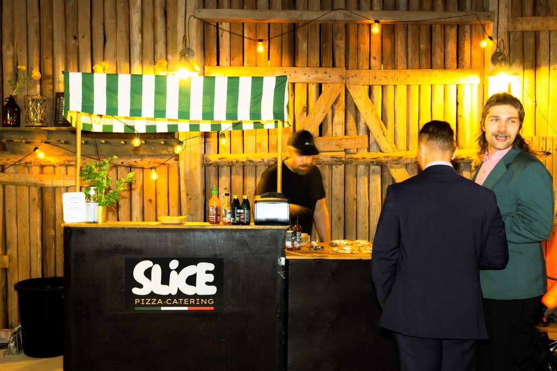 Slice Catering pizzakoju juhlissa — kokki paistaa pizzoja ja vieraat jonottavat sliceä